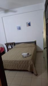 un dormitorio con una cama con un pájaro sobre ella en Tym en Salta