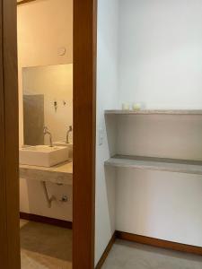 a bathroom with a sink and a mirror at Vulva Caraíva Hostel e Pousada para Mulheres in Caraíva