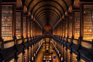 a large library with lots of books in it at Waterfront Luxury in Dublin