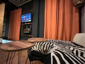 Pokój ze stołem i fotelem do wzoru zebry w obiekcie Chic4 luxury Gran via w Madrycie