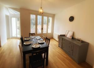 - une salle à manger avec une table et des chaises dans l'établissement LE PERCHOIR-POITIERS-LaConciergerie, à Poitiers