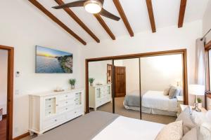 Ein Bett oder Betten in einem Zimmer der Unterkunft Premium Ocean Corner Unit, Fireplace, Golf Cart, 21 Steps from Top