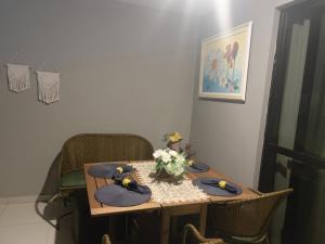 una mesa con sillas y una mesa con flores. en Flat in Salvador, en Salvador