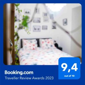um quarto com uma cama num quarto em Fred's Home Guestroom, Sejour Chez l Habitant, VieuxPort, Friendly em Marselha
