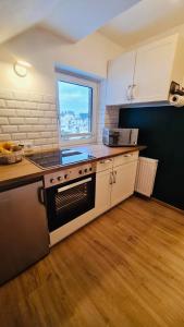 uma cozinha com um fogão e uma janela em WaldApart Willingen em Willingen