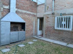 un edificio de ladrillo con chimenea en un patio en Apartamento amoblado excelente ubicación, en San Rafael