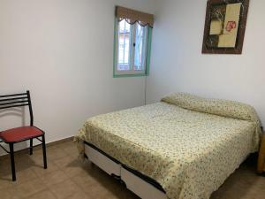 1 dormitorio con 1 cama, 1 silla y 1 ventana en Apartamento amoblado excelente ubicación en San Rafael