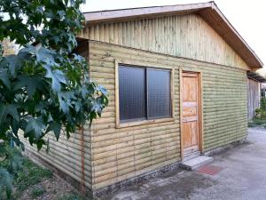 a small wooden building with a window and a door at Cabañas Anny 2 in Linares