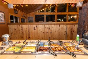 un buffet con muchos tipos diferentes de comida en una mesa en Red Cliffs Lodge, en Moab