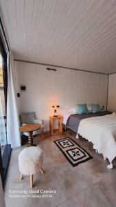 sypialnia z łóżkiem, stołem i krzesłem w obiekcie Loft mediterráneo con terraza w mieście Panguipulli