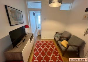 リスボンにあるCasa Da Severa Apartmentsのリビングルーム(薄型テレビ、ソファ付)