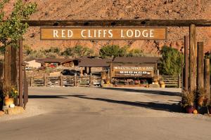 Un panneau indiquant les falaises rouges dans le désert dans l'établissement Red Cliffs Lodge, à Moab