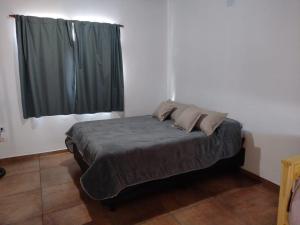 um quarto com uma cama com uma janela e uma cama sidx sidx em El Sauce em Los Cocos