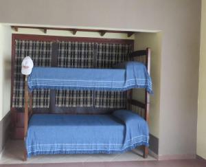 1 dormitorio con 2 literas con sábanas azules en Vistas del Peñón en Mar del Plata