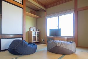 Nakasendo Ashida-Shuku Tateshina Akariya في Tateshina: غرفة معيشة مع كيس فول اثنين على الأرض