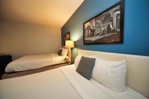 een hotelkamer met 2 bedden en een blauwe muur bij Charming Hollywood Condo with Pool & Balcony in Los Angeles