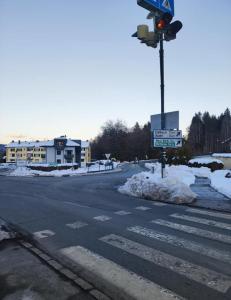 een kruising met een verkeerslicht op een straat met sneeuw bij Apartment inklusive Parkplatz in Velden am Wörthersee