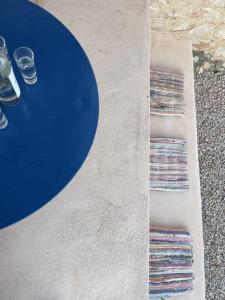 einen Tisch mit blauen und gestreiften Handtüchern in der Unterkunft Marina Castellana Studios in Chalki