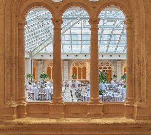 a view of a banquet hall with tables and chairs at NH Collection Palacio de Burgos in Burgos