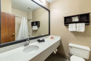 Koupelna v ubytování SureStay Plus Hotel by Best Western Plano
