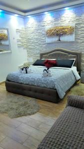 sypialnia z łóżkiem i ceglaną ścianą w obiekcie B&B Dalì w mieście Isernia