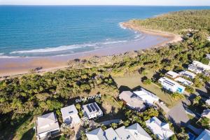 - une vue aérienne sur un terrain de camping à côté de la plage dans l'établissement The Dūne - 4 BR with Private Pool - 100m to Beach, à Agnes Water