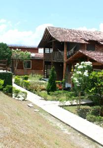 una casa con un jardín delante de ella en Casa Aconchegante na Serra de Gravatá, en Gravatá