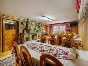 a dining room with a table and chairs and a fireplace at Pokoje Gościnne Anna Wilczek in Bukowina Tatrzańska