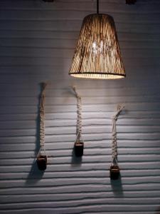 卡曼杜卡亞的住宿－Pousada Pinho Bravo，两杯酒和一盏挂在墙上的灯
