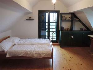 ein Schlafzimmer mit einem großen Bett und einer Treppe in der Unterkunft Holiday home in Smarje pri Jelsah Stajerska Untersteiermark 26087 in Šmarje pri Jelšah