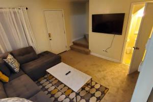 Televisyen dan/atau pusat hiburan di Suite 7, Sleep 6, Walk to Attractions in Uptown +7 gambar