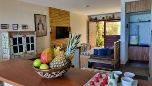 拜亞福爾摩沙的住宿－A CASA FORMOSA，客厅里的桌子上放一碗水果