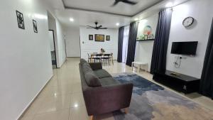 sala de estar con sofá y mesa en D'Lisha Homestay Changlun/Bukit Kayu Hitam/Sintok, en Changlun