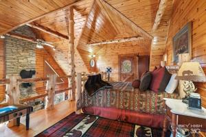 ein Schlafzimmer in einem Blockhaus mit einem Bett in der Unterkunft Cinnamon Valley in Eureka Springs