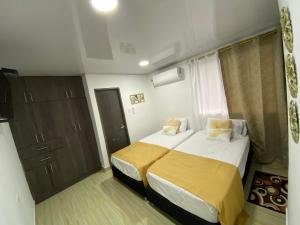ein kleines Schlafzimmer mit einem Bett und einem Fenster in der Unterkunft Posada Ocean Colors in Providencia