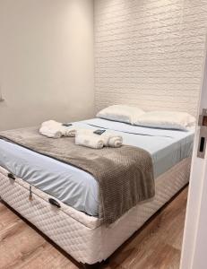1 dormitorio con 1 cama con toallas en 415 - Rentaqui - Flat Jardins Residence Confort, en São Paulo