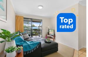 Un pat sau paturi într-o cameră la Gorgeous Apartment in Luxurious Noosa Resort