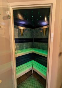 Fotografie z fotogalerie ubytování FeWo Goldstück mit privatem SPA und Whirlpool v destinaci Grafenau