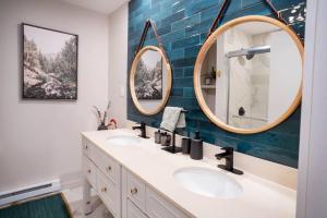 łazienka z 2 umywalkami i 2 lustrami w obiekcie Prattvilla -Catskill -Mountain Escape 5 BR ,3 bath with Hot tub w mieście Prattsville