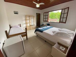 um quarto com 2 camas e uma janela em GREENHOUSE Hospedagem em Macaé