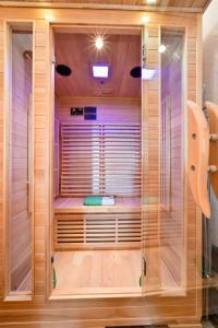 een sauna met een bank in een kamer bij Holiday house with a parking space Krapina, Zagorje - 20452 in Krapina