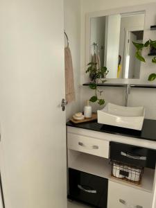 un baño con lavabo y espejo en Casatempo Moradas Pelotas Quartier proximo hospital Unimed, en Pelotas 47 fotos más