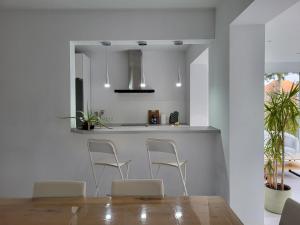 - une salle à manger avec une table et des chaises dans l'établissement Villa Bed & Garden, à Bruxelles