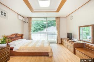 Postel nebo postele na pokoji v ubytování Gyeongju Ilsung Condo