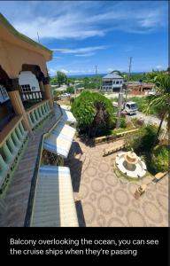 a balcony overlooking the ocean you can see the cruise ships when theyre at Cambridge mi casa ur casa with pool and beach access in Runaway Bay