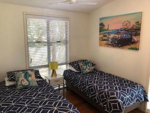 Mobys Resort 08 في Boomerang Beach: غرفة نوم بها سريرين ونافذة +7 صور