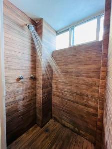 y baño con ducha y pared de madera. en Hermoso departamento en Coyoacán, en Ciudad de México