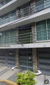 un edificio con 4 puertas de garaje y balcón en Hermoso departamento en Coyoacán, en Ciudad de México