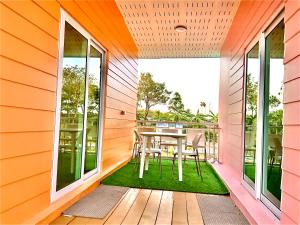 Ein Balkon oder eine Terrasse in der Unterkunft Ban Ing Suan