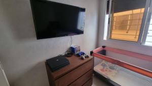 een kamer met een flatscreen-tv aan de muur bij Nador Khattabi 2-19 in Nador